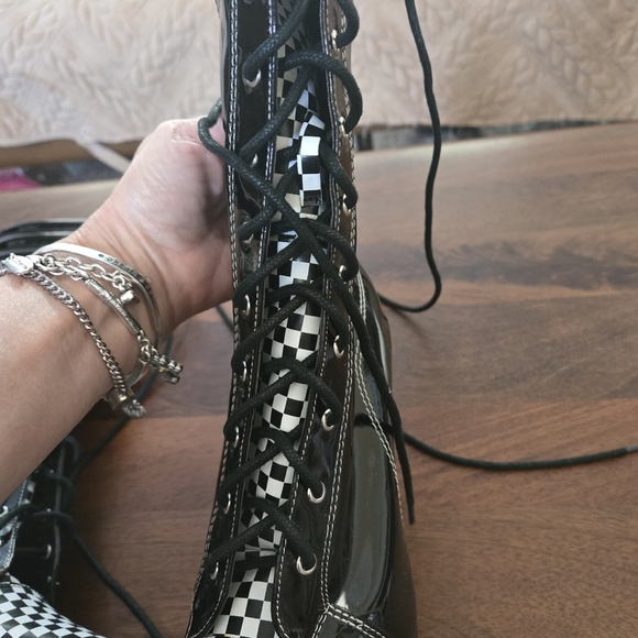 Sleek Black Racing-Inspired Heeled Boots - Picture 6 of 6
